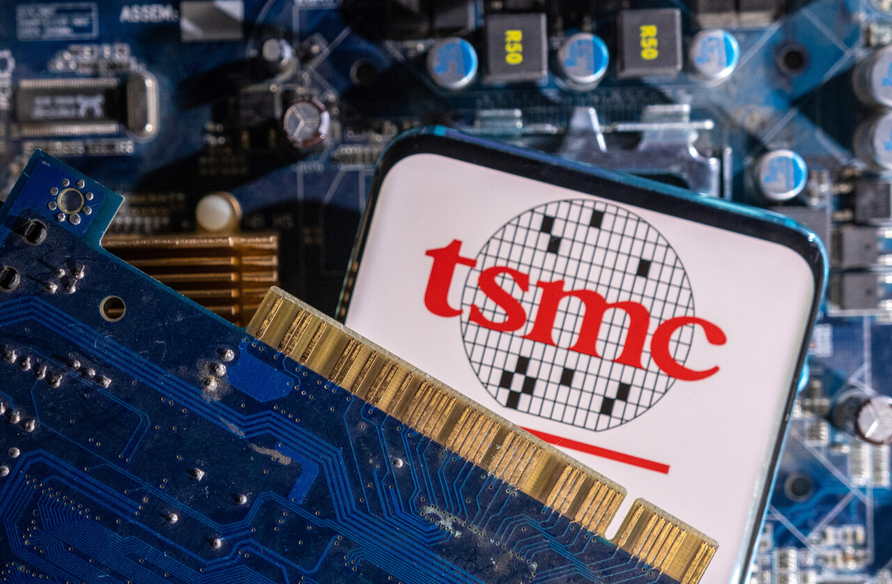 TMSC는 연결 기준 작년 4분기 매출액 6255억300만 대만달러(약 26조3000억원)를 기록했다고 18일 밝혔다. 전년 같은 기간보다 1.5% 줄었으나 직전 분기보다는 13.6% 늘었다. [사진=로이터/연합뉴스]
