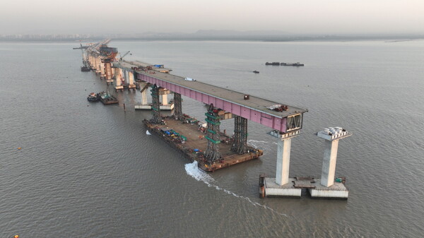 뭄바이 교량현장 최대 난코스 180m 강교(Steel Bridge, 약 2,300톤) 설치 [대우건설 제공=뉴스퀘스트]
