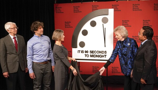 미국 핵과학자회보(BAS)의 관계자들이 23일(현지시간) '지구 종말시계'의 초침을 공개하고 있다. 이 시계는 지난해와 같이 자정 전 '90초'를 유지했다. 자정은 종말을 의미한다. [사진=NPR]