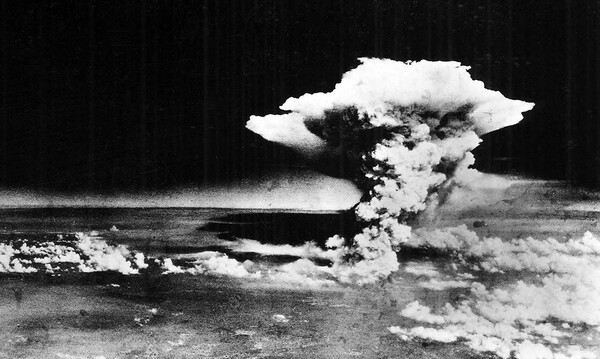 1945년 8월 6일 일본 히로시마에 투하된 원자폭탄의 폭발 모습. 이후 과학자들은 가공할만한 위력의 핵으로 인해 지구의 종말을 우려해 왔다. [사진=위키피디아]  