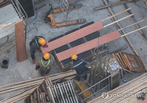 중대재해처벌법이 27일부터 전면 시행된 가운데 서울 시내 한 공사 현장에서 작업자들이 작업을 하고 있다. [사진=연합뉴스]