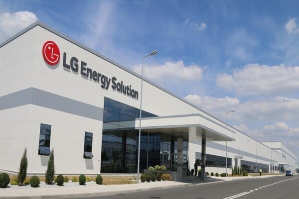 LG에너지솔루션이 지난해 매출 33조7455억원, 영업이익 2조1632억원을 달성했다고 26일 밝혔다. 사진은 LG에너지솔루션 폴란드 브로츠와프 공장 [LG에너지솔루션 제공=뉴스퀘스트]
