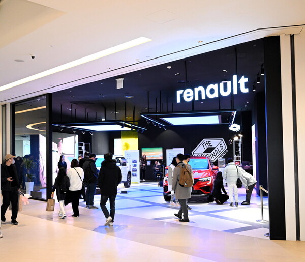 르노코리아자동차가 복합 쇼핑몰에 입점하는 르노코리아 최초의 영업 전시장 스타필드수원점을 26일 오픈했다. [르노코리아자동차 제공=뉴스퀘스트]