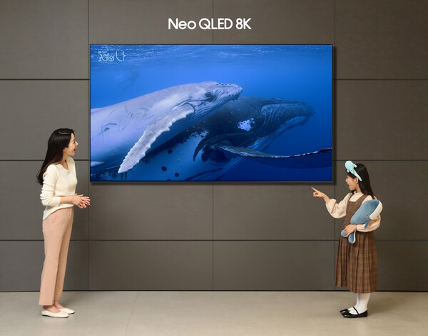 삼성전자 모델이 삼성스토어 대치점에서 '8K 고래와 나' 이벤트를 소개하고 있다. [삼성전자 제공=뉴스퀘스트]