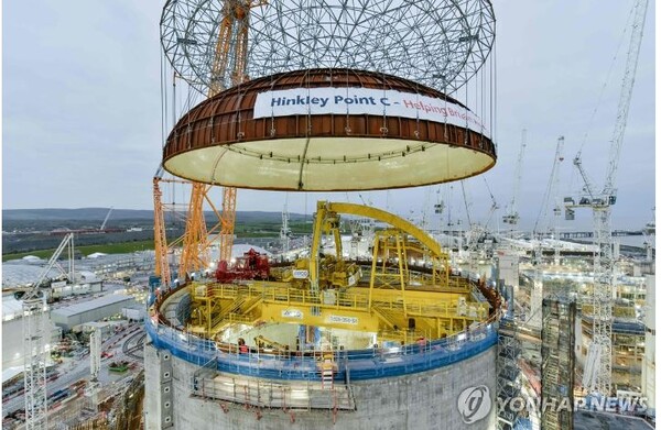 영국 서퍽주에 건설 중인 힝클리 포인트 C 원전의 원자로에 철제 돔이 올려지고 있다. [사진=EDF 에너지 제공/AFP 연합뉴스]