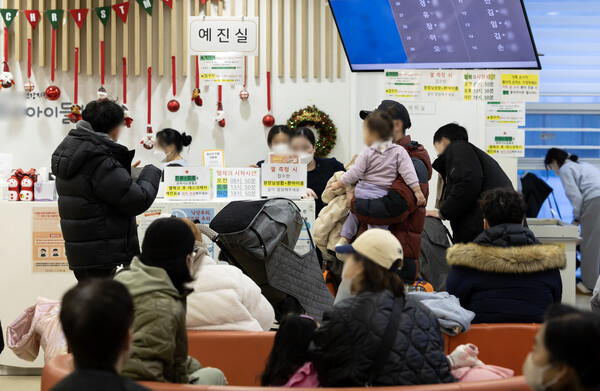서울의 한 소아청소년과 병원을 찾은 어린이와 부모들이 진료를 기다리고 있다. [사진=연합뉴스]
