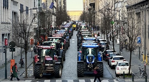 지난 2일(현지시간) 농민들이 EU 특별정상회의가 열린 벨기에 브뤼셀 도심에서 농업 정책에 반대하는 ‘트랙터 시위’를 벌이고 있다. [사진= 연합 뉴스]