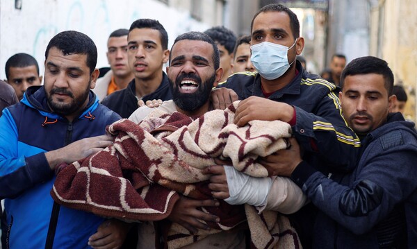 팔레스타인 가자 지구의 한 주민이 이스라엘의 공격을 사망한 어린애를 안고 주위 동료들과 함께 이스라엘을 규탄하고 있다. [사진=로이터 연합뉴스]