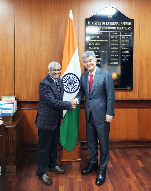 정원주 대우건설 회장이 지난 2일 뉴델리에서 댐무 라비 인도 외교부 경제차관을 만나 면담했다. [대우건설 제공=뉴스퀘스트]