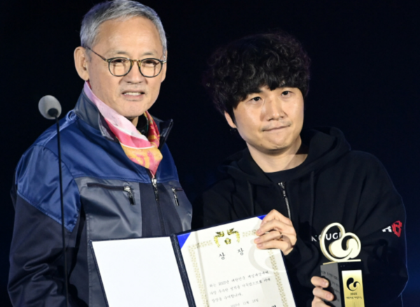 2023년 최고의 게임을 가리는 '2023 대한민국 게임대상'의 대상은 네오위즈 'P의 거짓'에 돌아갔다. 유인촌 문화체육관광부 장관(오른쪽)과 최지원 'P의 거짓' 총괄 디렉터가 기념 사진을 촬영하고 있다. [사진=김민우 기자]