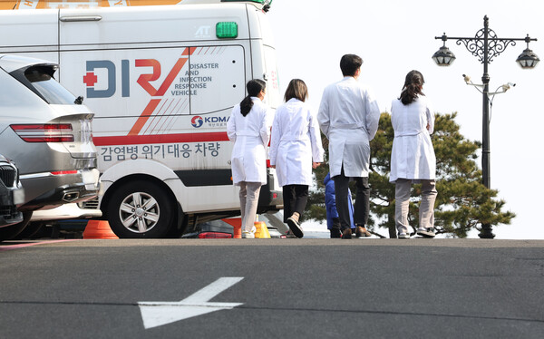 수도권 대형병원 전공의들이 집단 사직서를 제출하기로 했다. 서울 한 대학병원에서 의료진이 이동하고 있다. [사진=연합뉴스]