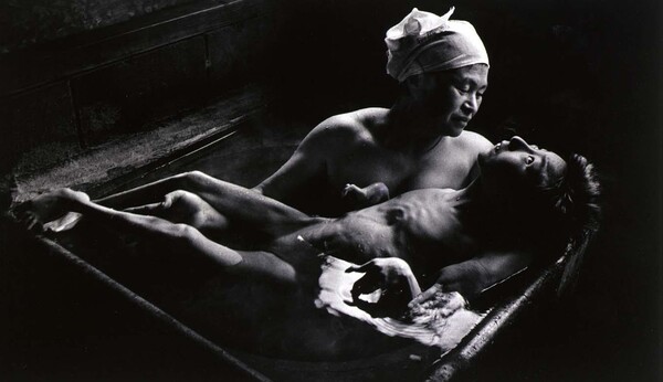 “목욕하는 우에무라 도모코”(1971). 수은 중독으로 인한 미나마타 병의 참혹함을 전 세계에 알린 미국의 사진작가 W. 유진 스미스(W. Eugene Smith)의 작품. 어머니 우에무라 료코가 미나마타 병의 희생자인 그녀의 딸 도모코를 일본식 욕조에서 목욕시키는 장면이다. 도모코는 태아 때 메틸수은에 중독되었다.