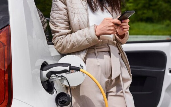 전문가들은 전기 자동차가 여전히 많은 미국 주류 소비자들에게 너무 비싸며, 충전 인프라를 개발하는 데 더 많은 시간이 필요하다고 주장해 왔다. [사진=iStock free image]