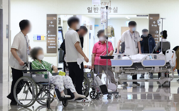 전공의들이 집단으로 사직서를 제출하기로 한 가운데 19일 서울의 한 대학 병원에서 환자들이 점진을 위해 이동하고 있다. [사진=연합뉴스]