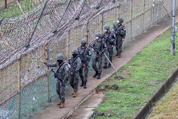 대한민국 최전방 부대 육군 장병들이 철책선을 점검하고 있다. [사진=대한민국 육군 페이스북]