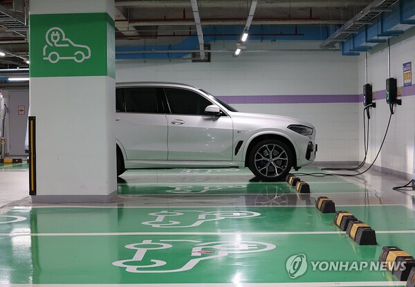 서울 시내 한 전기차 주차장에 차량이 주차된 모습. [사진=연합뉴스]