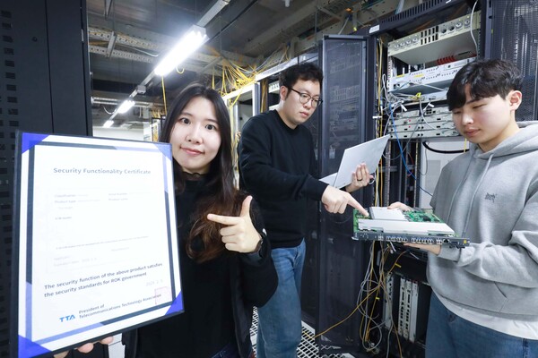 LG유플러스 직원이 한국정보통신기술협회 보안기능확인서를 소개하고 있다. [LG유플러스 제공=뉴스퀘스트]