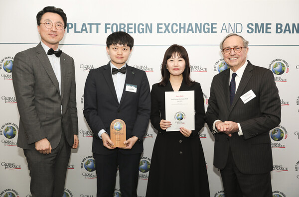하나은행은 미국 글로벌 금융∙경제 전문지 ‘글로벌파이낸스’가 선정하는 ‘2024 대한민국 최우수 외국환 은행상'(Best Foreign Exchange Provider in Korea 2024)을 수상했다고 21일 밝혔다. 이번 시상식에 참석한 신경연 하나은행 런던지점 팀장(사진 맨 왼쪽)과 하나은행 직원들이 조셉 히라푸토 (Joseph D. Giarraputo) 글로벌파이낸스지 발행인 겸 대표 (맨 오른쪽)와 기념 촬영을 하고 있는 모습. [하나은행 제공=뉴스퀘스트]