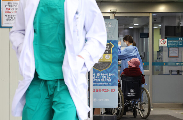 서울의 한 대형병원 응급의료센터. 20일 오후 10시 기준 주요 100개 수련병원 전공의 71.2%가 사직서를 제출하고 병원을 떠났다. [사진=연합뉴스]
