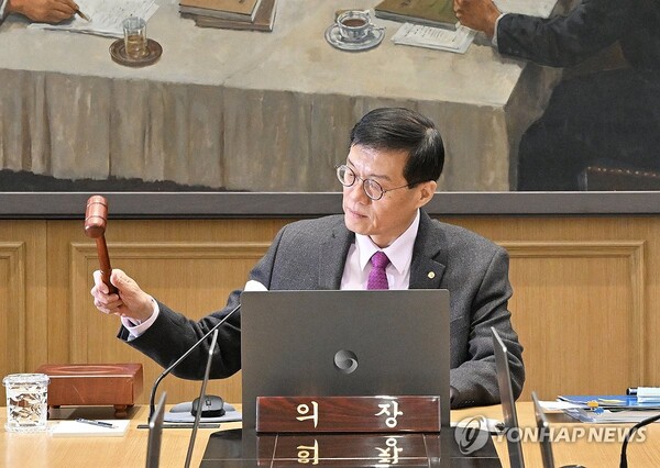 이창용 한국은행 총재가 22일 오전 서울 중구 한국은행에서 열린 금융통화위원회에서 의사봉을 두드리고 있다. [사진=연합뉴스]