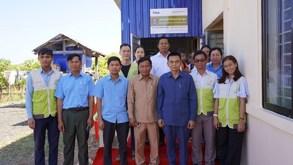 지난 1월 18일 캄보디아 라타나키리 주 스레이 앙끄롱 보건소에서 굿네이버스 및 캄보디아 현지 관계자들이 보건소 이양식 기념 사진을 촬영하고 있다. [사진=휠라 제공]