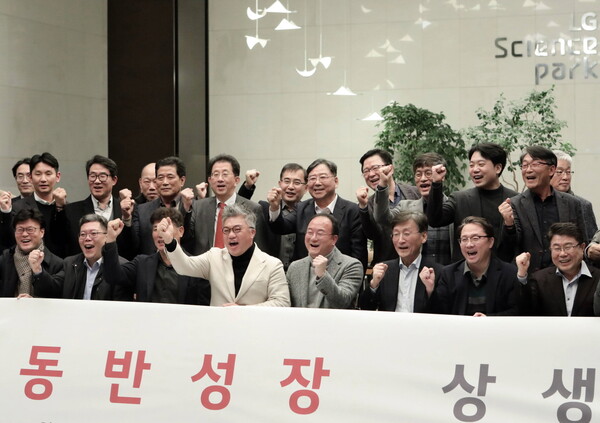 문혁수 LG이노텍 대표(왼쪽에서 다섯번째)가 22일 서울 마곡 LG사이언스파크에서 열린 ‘2024 동반성장 상생데이’에 참가한 협력사 대표들과 함께 파이팅을 외치고 있다. [LG이노텍 제공=뉴스퀘스트]