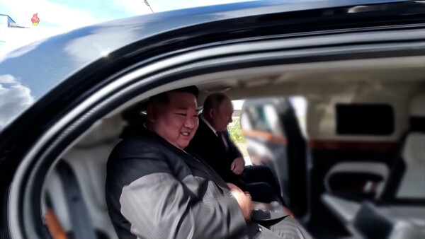 지난해 9월 13일 보스토치니 우주센터에서 열린 정상회담에서 푸틴 러시아 대통령의 차량 ‘아우루스’에 함께 올라 탄 김정은 북한 국무위원장. [사진=연합뉴스]