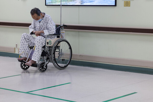 서울 한 대학병원에서 휠체어를 탄 환자가 검사와 치료를 기다리고 있다. [사진=연합뉴스]