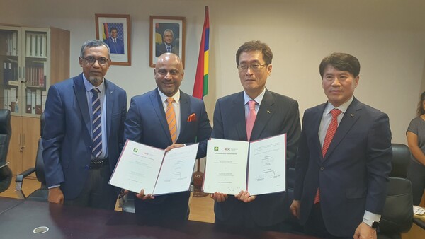 지난 23일 한국도로공사와 아프리카 모리셔스 도로청이 A1-M1 교량 유지관련 컨설팅을 위한 업무협약을 체결했다. [한국도로공사 제공 = 뉴스퀘스트]