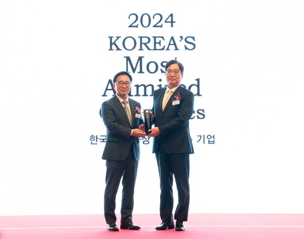 S-OIL 서정규 국내영업본부장(오른쪽)이 27일 열린 ‘2024 한국에서 가장 존경받는 기업’ 시상식에서 한국능률협회컨설팅(KMAC) 한수희 대표(왼쪽)와 기념 촬영을 하고 있다. [S-OIL 제공=뉴스퀘스트]