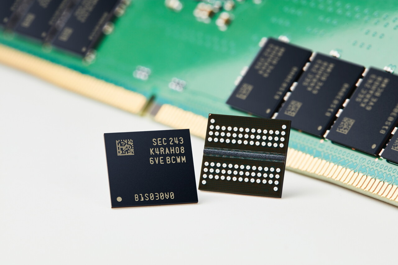 삼성전자가 개발한 12나노급 16Gb DDR5 D램. 이번에 개발한 12나노급 공정은 업계에서 '5세대 10나노급 공정'으로 불린다. 회사의 미세 공정 기술력을 강조하기 위해 '12나노'라는 세부 선폭을 공개한 것으로 풀이된다. [삼성전자 제공=뉴스퀘스트]