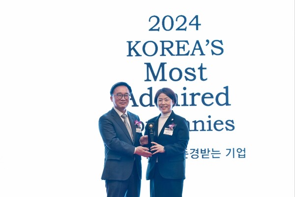 신한카드는 한국능률협회컨설팅(KMAC)이 실시한 ‘2024 한국에서 가장 존경받는 기업’ 조사에서 17년 연속 신용카드 산업 부문 1위, 9년 연속 전체 산업에서 존경받는 ‘올스타(All Star)’ 기업에 선정됐다고 28일 밝혔다. 최근 서울 여의도 콘래드 호텔에서 개최된 인증식에서 진미경 신한카드 소비자보호본부장(사진 오른쪽)이 한국능률협회컨설팅 한수희 대표이사와 기념 촬영을 하고 있는 모습. [신한카드 제공=뉴스퀘스트]