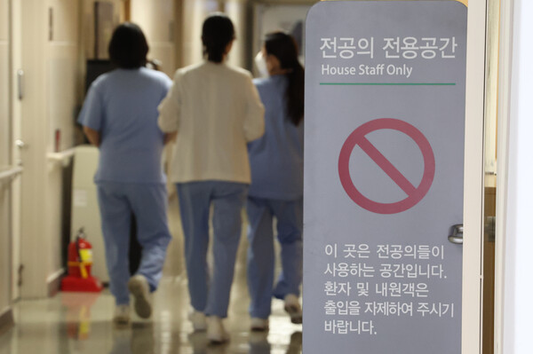 지난달 29일 오전 서울 한 대학병원 의국에서 의료진이 '전공의 전용공간'이라고 써진 표지판을 지나치고 있다. 정부는 이날을 전공의들의 데드라인으로 정했다. [사진=연합뉴스]
