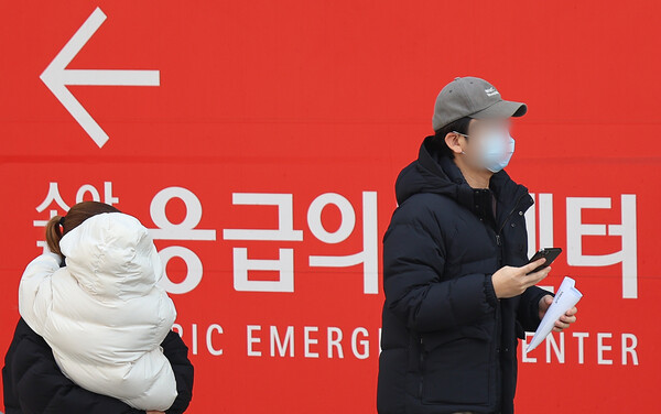 의대 정원 확대를 둘러싼 전공의들의 집단행동이 계속되고 있는 3일 서울 시내의 한 대학병원 응급실 앞으로 시민들이 지나고 있다. [사진=연합뉴스]