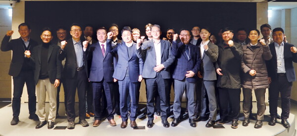  (사진 좌측부터 다섯 번째) 이수일 한국타이어앤테크놀로지 대표이사 부회장 및 프로액티브 어워드 수상 임직원들이 기념 사진을 찍고 있다. [한국타이어앤테크놀로지 제공=뉴스퀘스트]