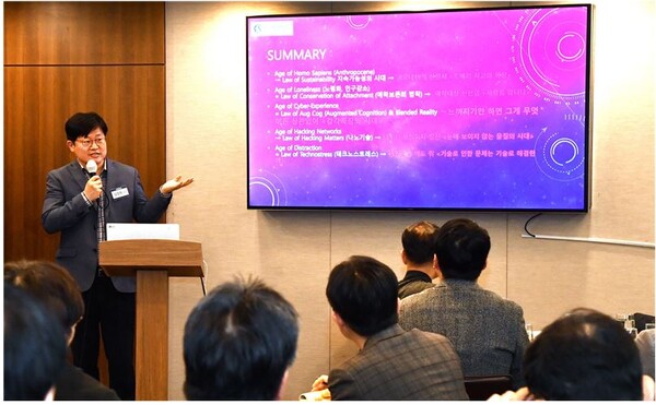 5일 한국프레스센터에서 열린 정책포럼에서  김장현 성균관대 교수가 강연을 하고 있다.[사진=한국인터넷신문협회]