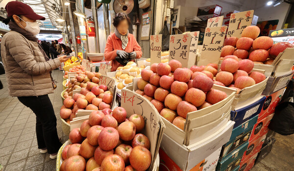서울의 한 전통시장의 과일 판매대. [사진=연합뉴스]