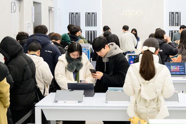 지난 1월 26일, '갤럭시 S24 시리즈' 사전 개통을 위해 서울시 서초구 '삼성 강남'을 방문한 예약자 대기 행렬 [삼성전자 제공=뉴스퀘스트]