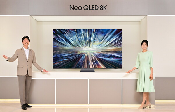 삼성전자 모델이 역대급 성능의 '3세대 AI 8K 프로세서'를 탑재한 2024년형 Neo QLED 8K TV 신제품을 소개하고 있다. [삼성전자 제공=뉴스퀘스트]
