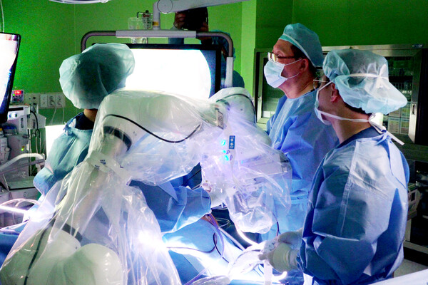 지난 12일, 대구 구병원에서 진행된 담낭 제거 수술에 협동로봇을 활용한 복강경 수술보조 솔루션이 투입되어 임무를 수행하고 있다. [두산로보틱스 제공=뉴스퀘스트]