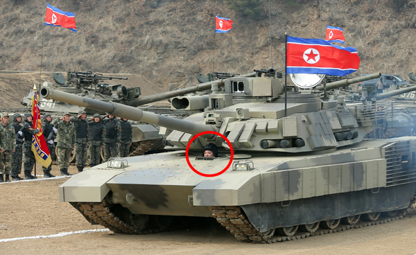 김정은 북한 국무위원장이 지난 13일 북한군 탱크부대 훈련장을 찾아 직접 신형 전차를 몰고 있다. [사진=조선중앙통신]
