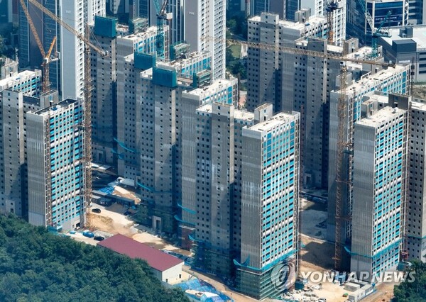 서울의 민간 아파트 평균 분양가는 ㎡당 1145만7000원으로 전년 동월 대비 24% 오른 것으로 집계됐다. [사진=연합뉴스]