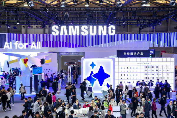 AWE 2024가 열리고 있는 중국 상하이 삼성전자 전시관에서 관람객들이 다양한 제품과 솔루션들을 체험하고 있다. [삼성전자 제공=뉴스퀘스트]