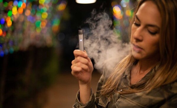 유럽에서 1회용 액상담배의 판매 금지 움직임이 확산되고 있는 가운데 유럽연합(EU) 집행위원회가 벨기에의 이러한 담배 판매 금지 법안을 지지한다고 공식 발표했다. 벨기에는 2026년부터 1회용 액상담배  판매를 금지하기로 결정했다. [사진=Harvard Health]