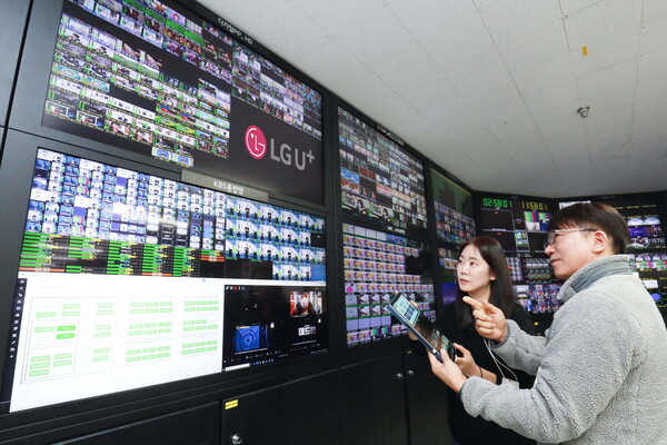 LG유플러스 안양사옥에서 방송 회선을 관제하는 LG유플러스 임직원의 모습. [LG유플러스 제공=뉴스퀘스트]