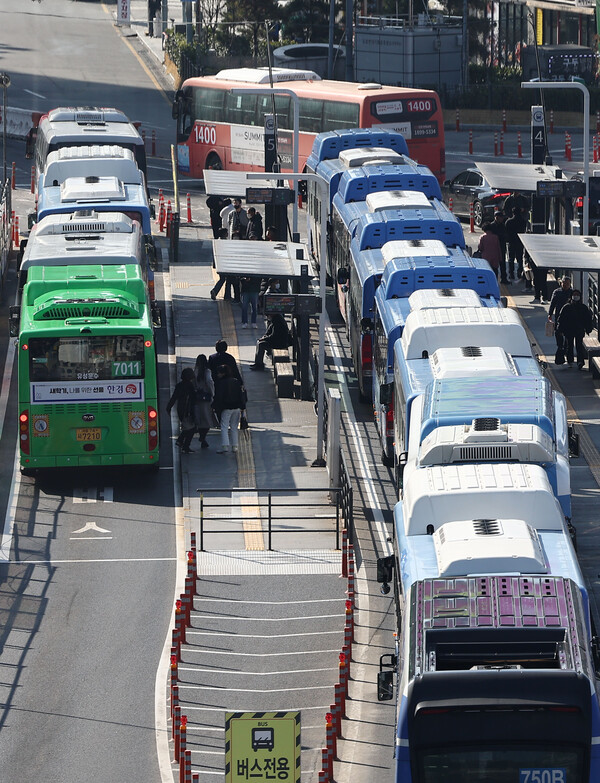 서울시버스 노조가 임금인상 등을 요구하며 오는 28일 총파업을 예고했다. 서울역버스종합환승센터에 줄지어 선 시내버스. [사진=연합뉴스]