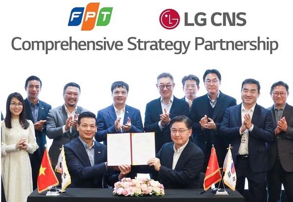  LG CNS 현신균 대표(오른쪽 다섯번째)와 FPT그룹 응우옌 반 코아(왼쪽 네번째) CEO 등 관계자가 지켜보는 가운데 통신/유통/서비스사업부장 박상균 전무와 FPT그룹 부 아잉 뚜 CTO가 MOU를 체결하고 있다. [LG CNS 제공=뉴스퀘스트]