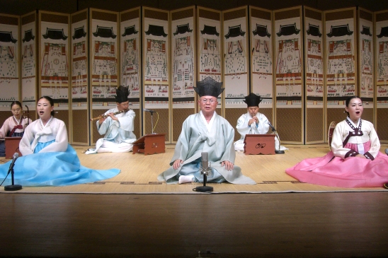 이양교(1928-2019) 국가무형문화재 가사 예능보유자(중앙)가 제자들과 가사를 노래하고 있다.