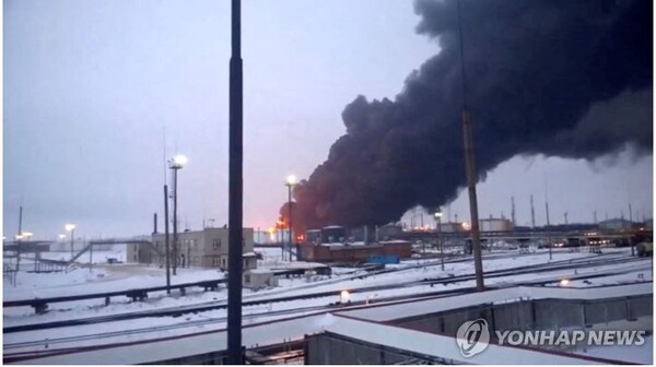 지난 13일(현지시간) 우크라이나의 공습에 러시아 랴잔의 정유소가 불타는 모습[사진=로이터/연합뉴스]