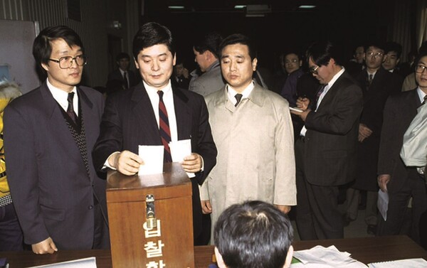 1994년 공개입찰을 통해 한국이동통신 인수에 참여하는 모습. [SK텔레콤 제공=뉴스퀘스트]
